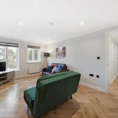 Spacious Stunning Flat Near Heathrow And Central London